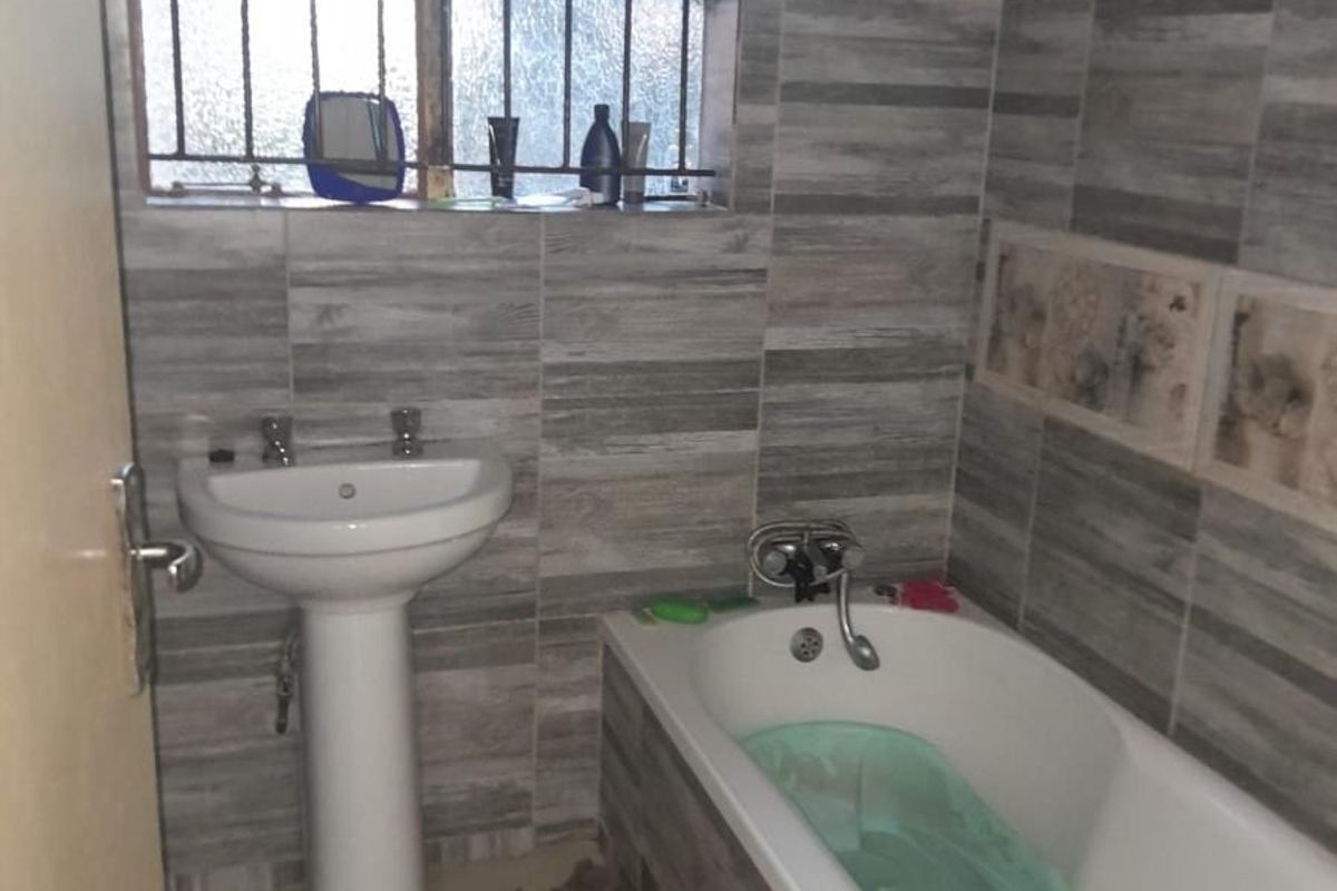 Spacious 3-Bedroom Family Home polokwane - Photo 5