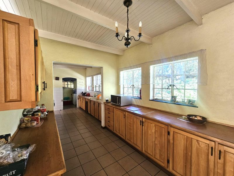 Investor’s Dream: Multi-Living Property with Income Potential. - Photo 9