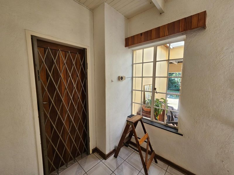 Investor’s Dream: Multi-Living Property with Income Potential. - Photo 10