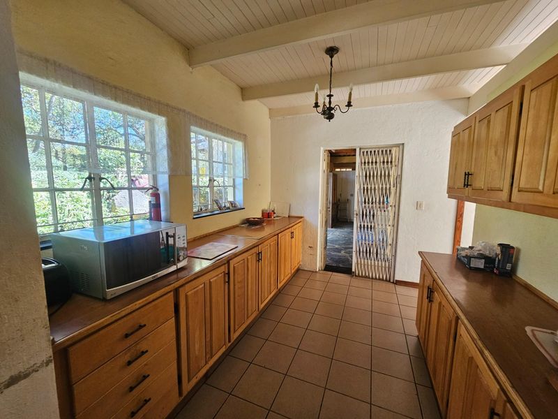 Investor’s Dream: Multi-Living Property with Income Potential. - Photo 8