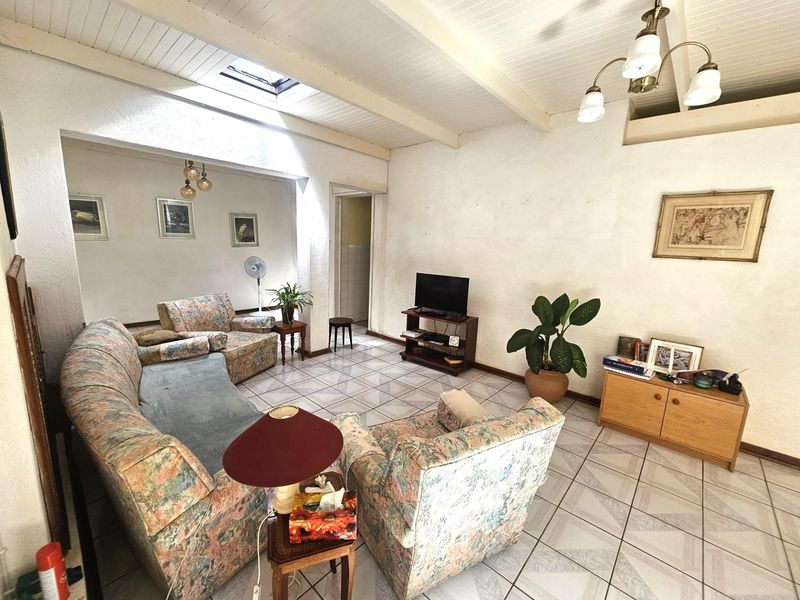 Investor’s Dream: Multi-Living Property with Income Potential. - Photo 4