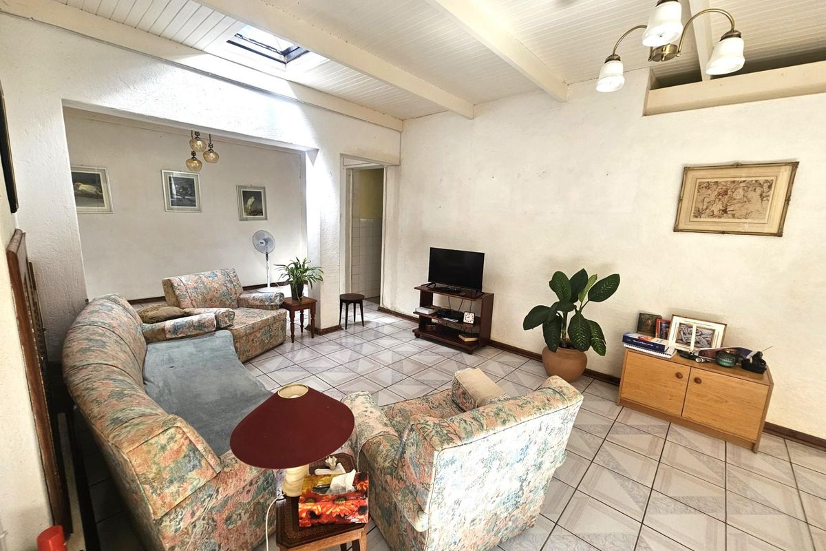 Investor’s Dream: Multi-Living Property with Income Potential. - Photo 4