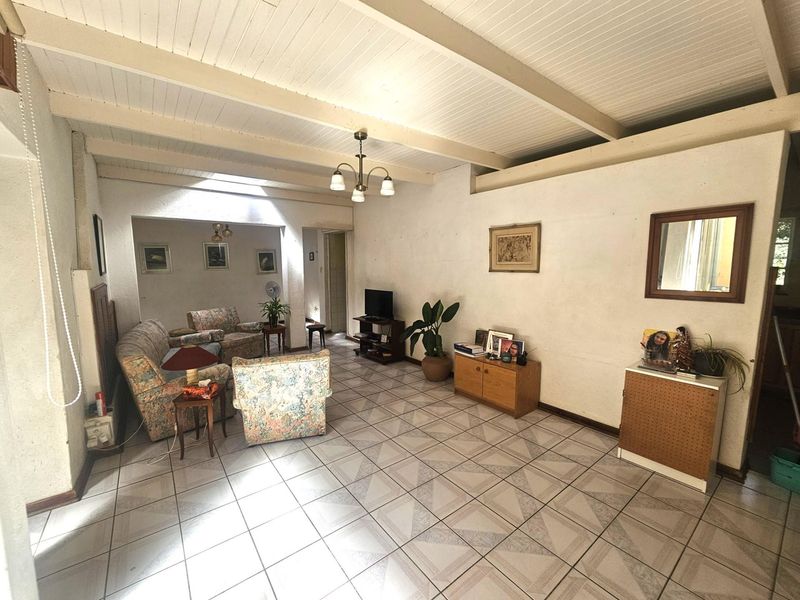 Investor’s Dream: Multi-Living Property with Income Potential. - Photo 6