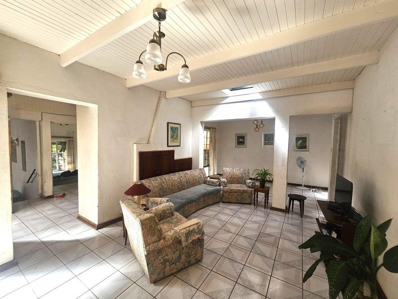 Investor’s Dream: Multi-Living Property with Income Potential. - Photo 5