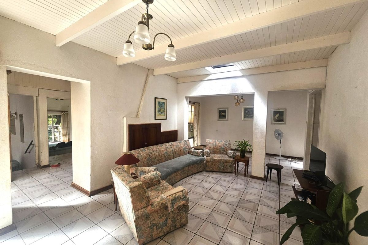 Investor’s Dream: Multi-Living Property with Income Potential. - Photo 5