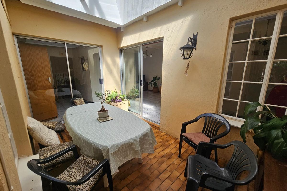 Investor’s Dream: Multi-Living Property with Income Potential. - Photo 3