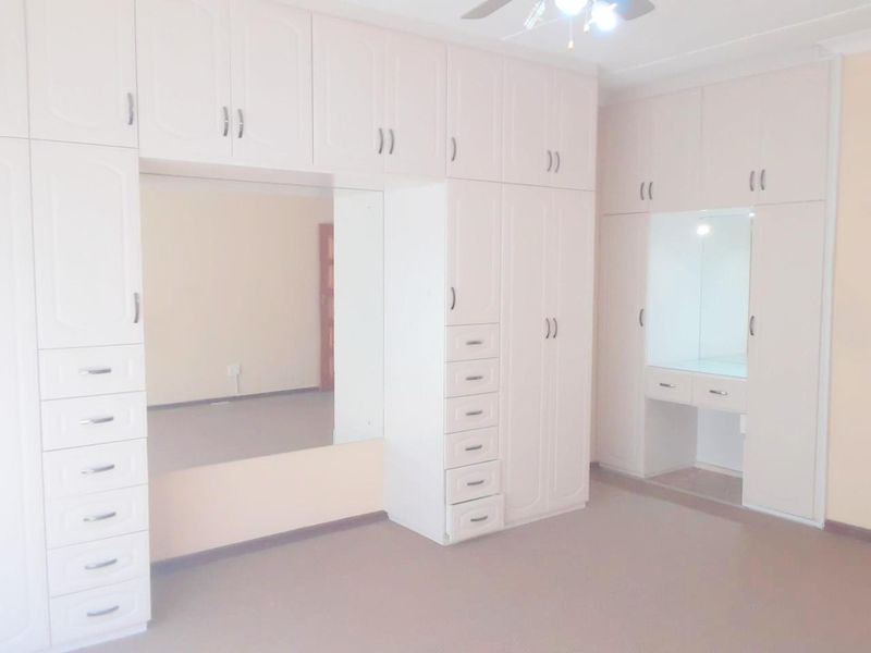 Spacious apartment with updated features, offers 2 bedrooms and 1 bathroom. - Photo 10