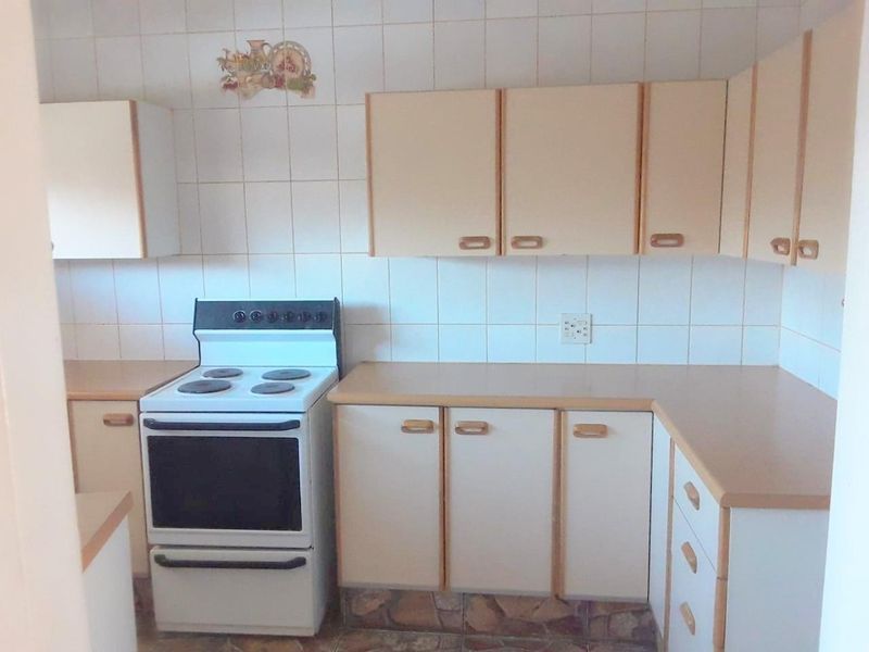 Spacious apartment with updated features, offers 2 bedrooms and 1 bathroom. - Photo 9