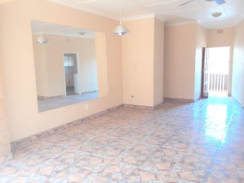 Spacious apartment with updated features, offers 2 bedrooms and 1 bathroom. - Photo 3