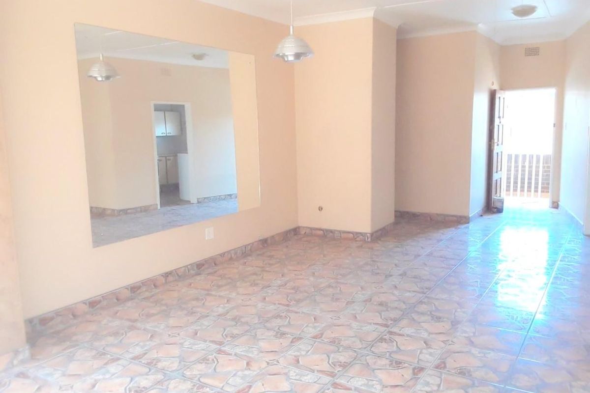 Spacious apartment with updated features, offers 2 bedrooms and 1 bathroom. - Photo 3