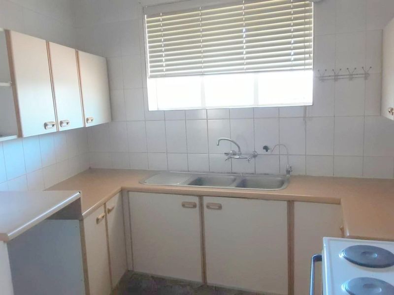 Spacious apartment with updated features, offers 2 bedrooms and 1 bathroom. - Photo 8