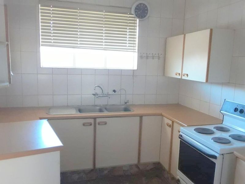 Spacious apartment with updated features, offers 2 bedrooms and 1 bathroom. - Photo 7