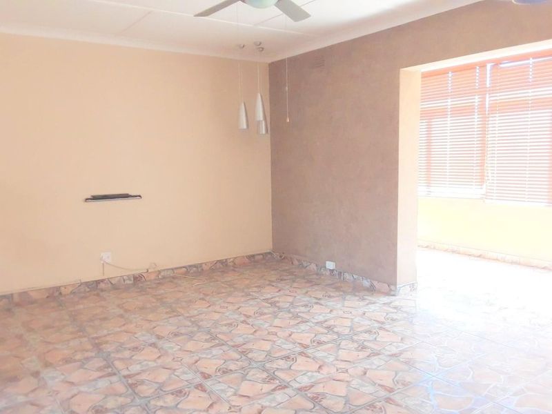 Spacious apartment with updated features, offers 2 bedrooms and 1 bathroom. - Photo 6