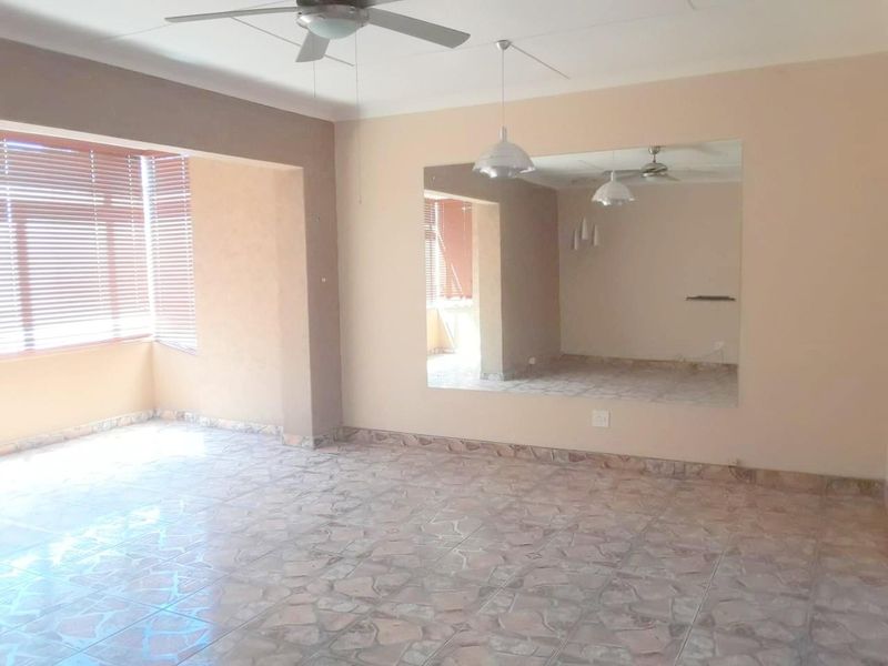Spacious apartment with updated features, offers 2 bedrooms and 1 bathroom. - Photo 4