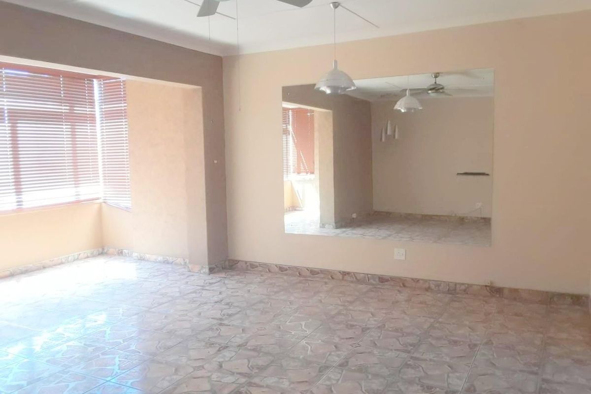 Spacious apartment with updated features, offers 2 bedrooms and 1 bathroom. - Photo 4