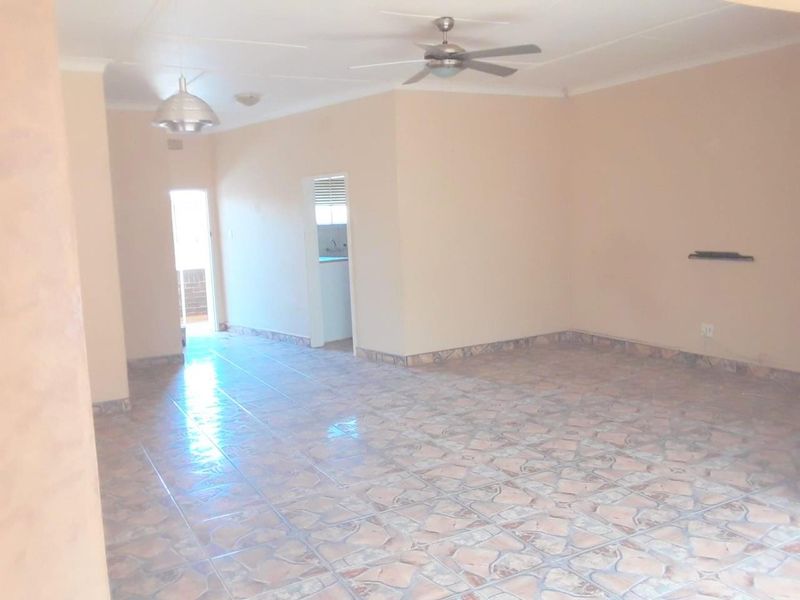 Spacious apartment with updated features, offers 2 bedrooms and 1 bathroom. - Photo 5