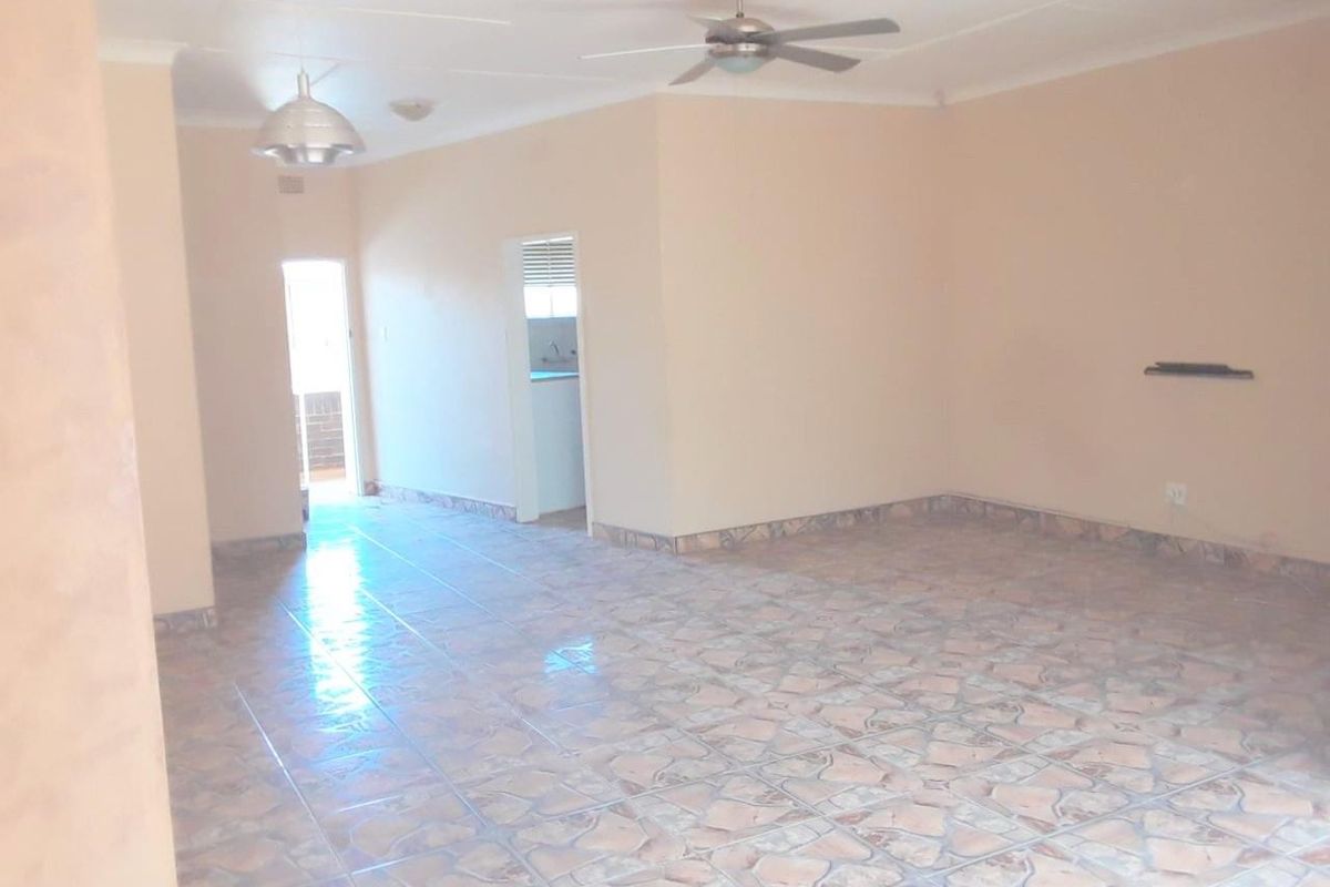 Spacious apartment with updated features, offers 2 bedrooms and 1 bathroom. - Photo 5