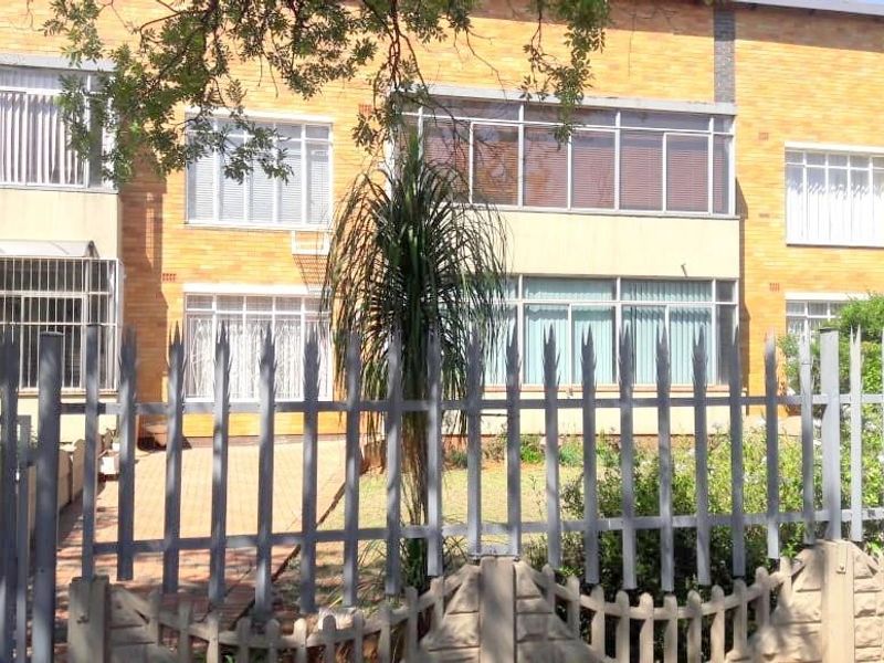 Spacious apartment with updated features, offers 2 bedrooms and 1 bathroom. - Photo 2