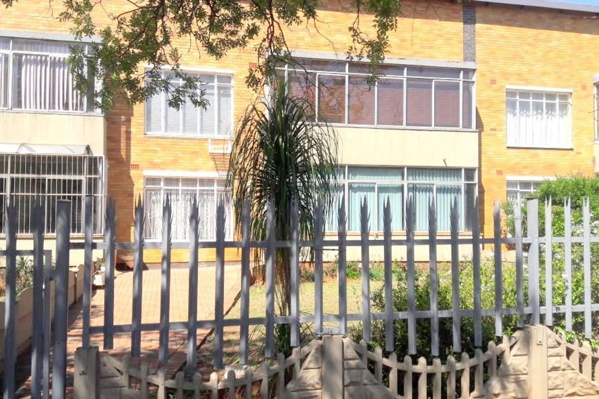 Spacious apartment with updated features, offers 2 bedrooms and 1 bathroom. - Photo 2