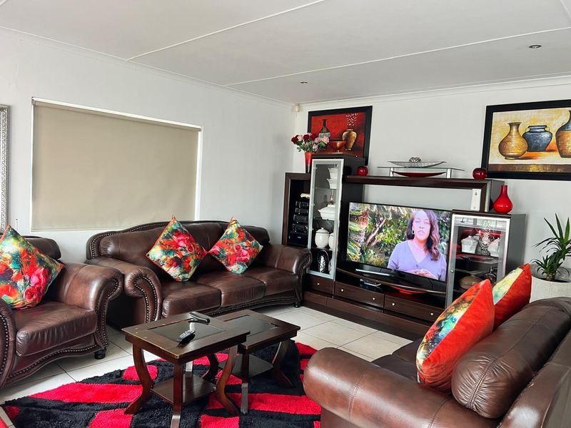 Townhouse For Sale in Nahoon Valley Park, East London - Photo 2