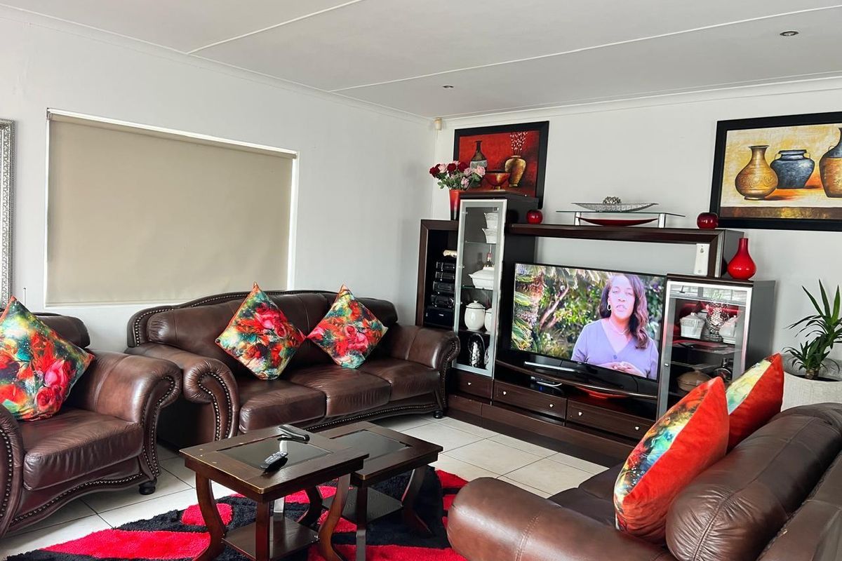 Townhouse For Sale in Nahoon Valley Park, East London - Photo 2