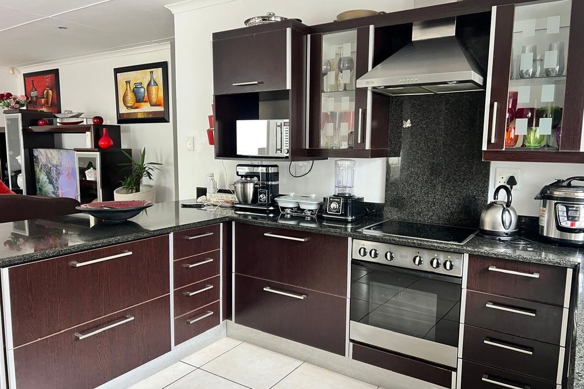 Townhouse For Sale in Nahoon Valley Park, East London - Photo 3