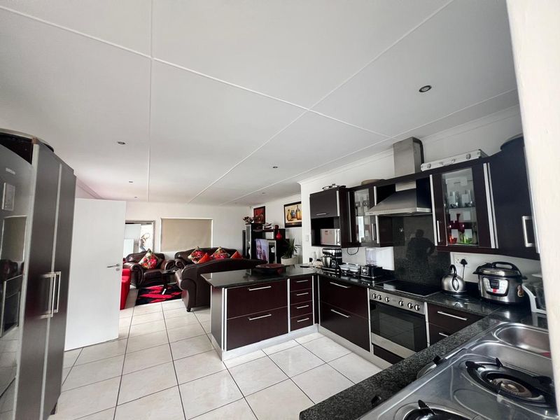 Townhouse For Sale in Nahoon Valley Park, East London - Photo 5
