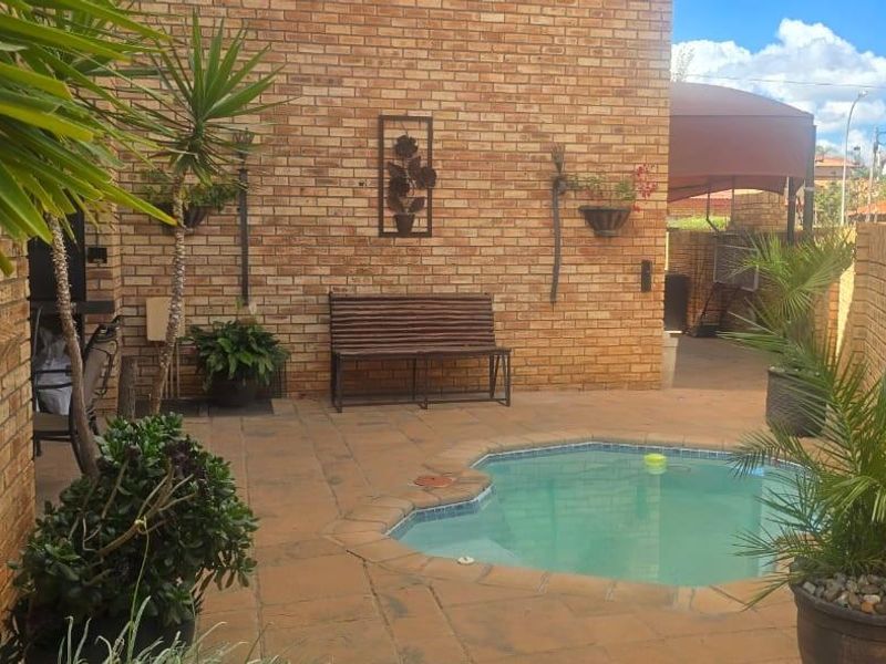 Modern 4 Bedroom Luxury Home with Solar +Water Back up in Prime Location - Photo 1