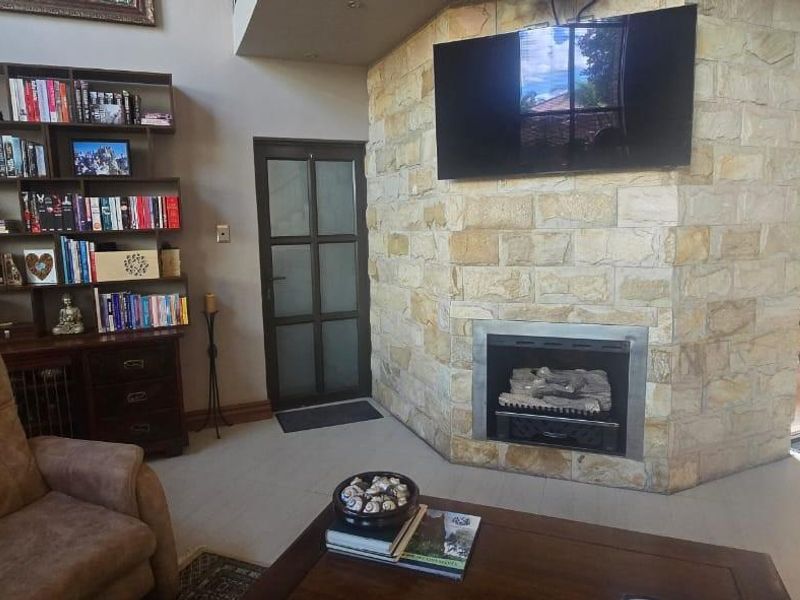 Modern 4 Bedroom Luxury Home with Solar +Water Back up in Prime Location - Photo 7