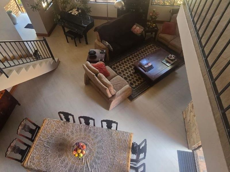Modern 4 Bedroom Luxury Home with Solar +Water Back up in Prime Location - Photo 4