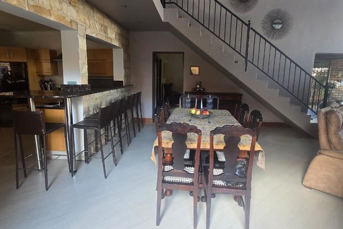 Modern 4 Bedroom Luxury Home with Solar +Water Back up in Prime Location - Photo 5