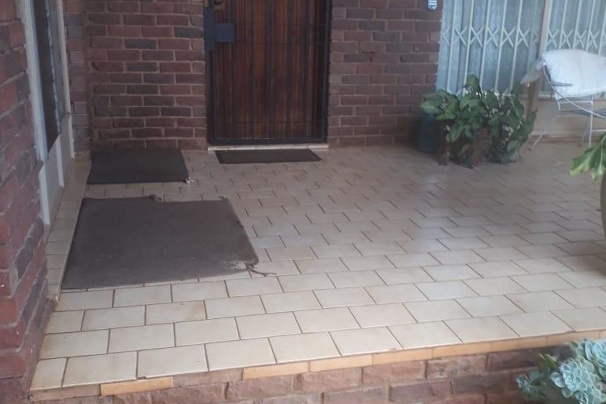 3 Bedroom house with flatlet for sale in Dorandia, Pretoria - Photo 2