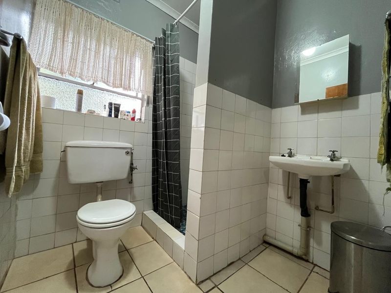 Spacious Family Home with Flatlet in Quiet Signal Hill - Photo 6