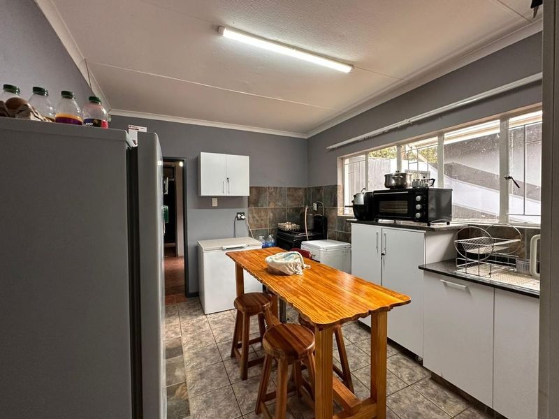 Spacious Family Home with Flatlet in Quiet Signal Hill - Photo 8
