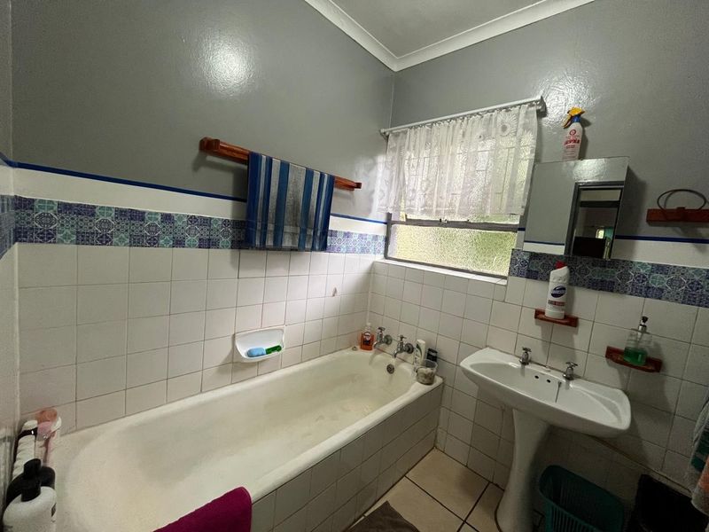 Spacious Family Home with Flatlet in Quiet Signal Hill - Photo 7