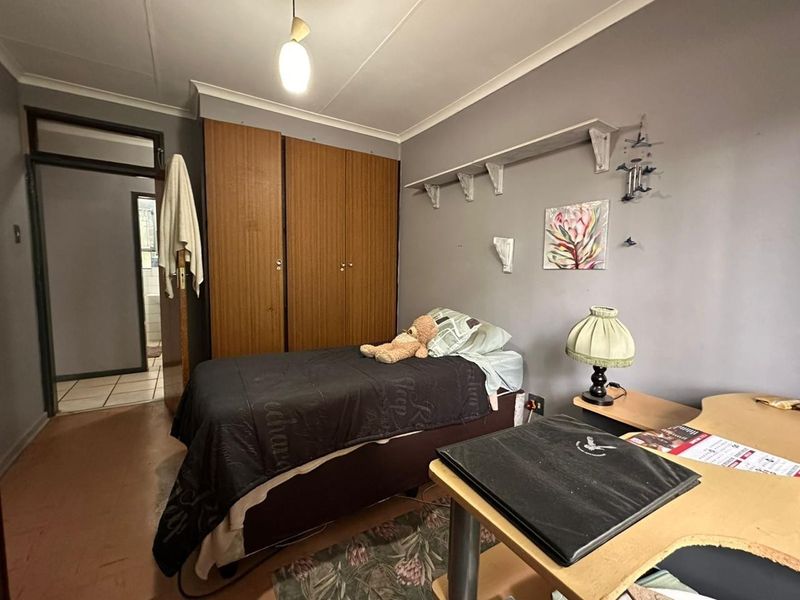 Spacious Family Home with Flatlet in Quiet Signal Hill - Photo 4