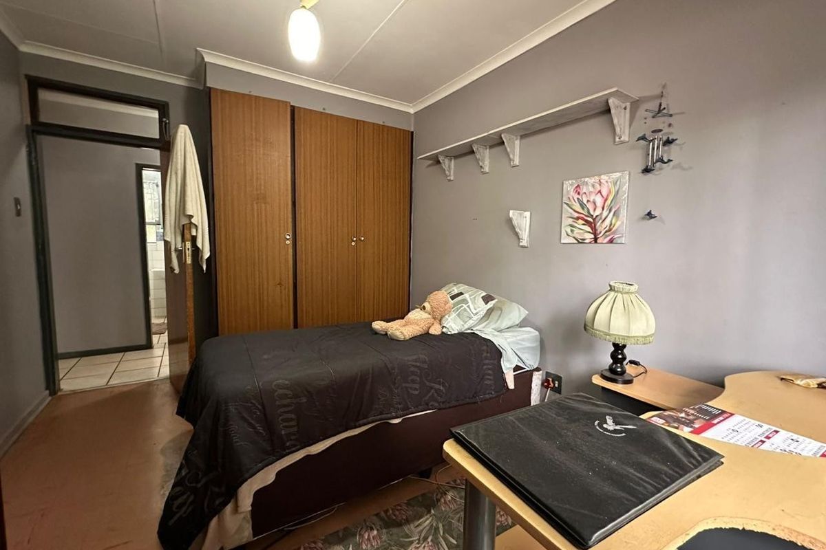Spacious Family Home with Flatlet in Quiet Signal Hill - Photo 4