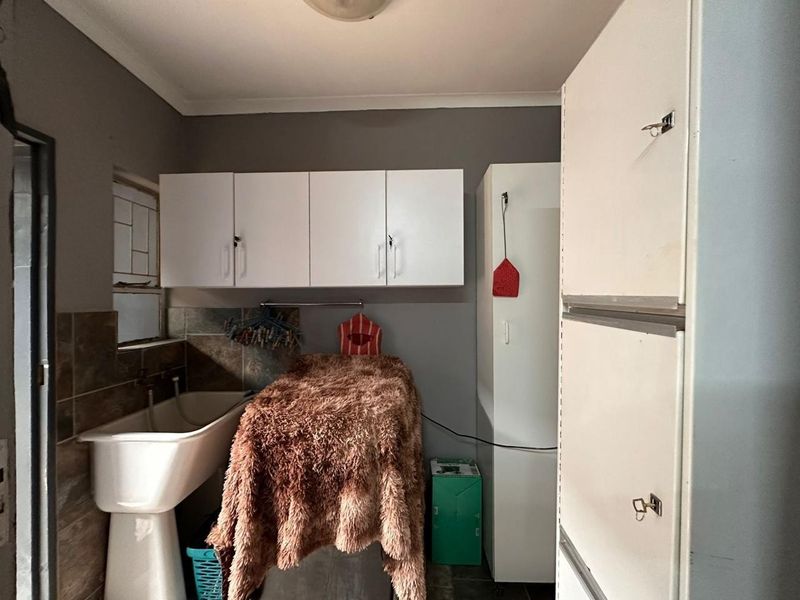 Spacious Family Home with Flatlet in Quiet Signal Hill - Photo 10
