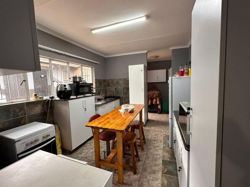 Spacious Family Home with Flatlet in Quiet Signal Hill - Photo 9