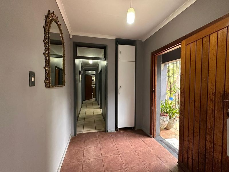 Spacious Family Home with Flatlet in Quiet Signal Hill - Photo 3