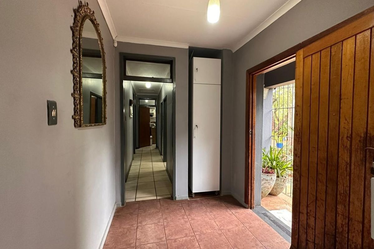 Spacious Family Home with Flatlet in Quiet Signal Hill - Photo 3