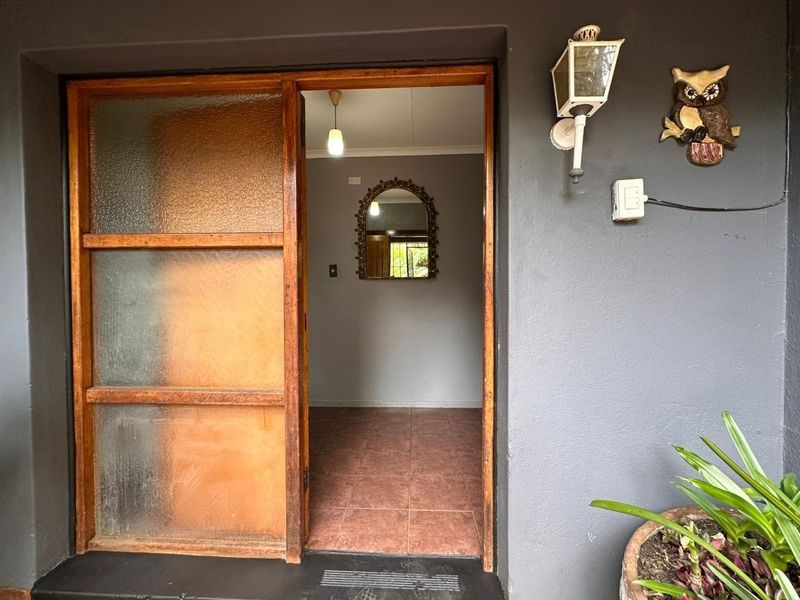 Spacious Family Home with Flatlet in Quiet Signal Hill - Photo 2