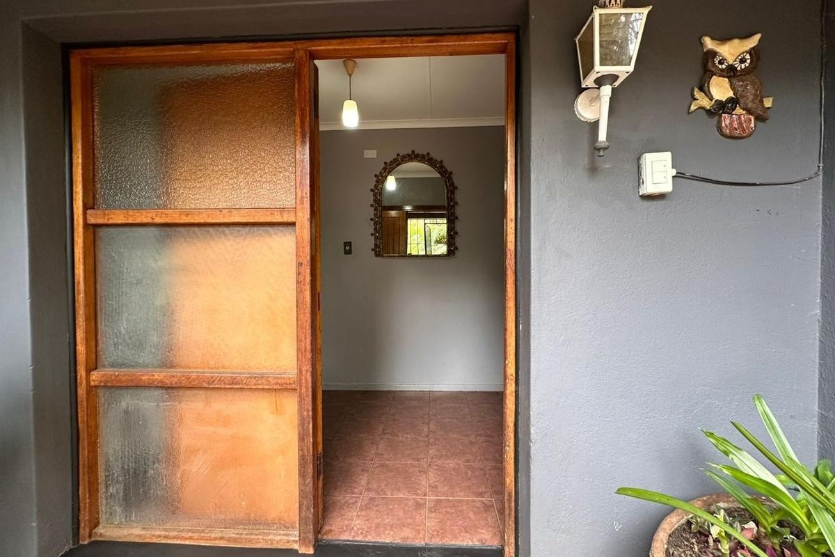 Spacious Family Home with Flatlet in Quiet Signal Hill - Photo 2