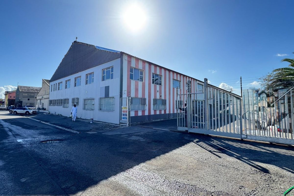 2,362m2 Warehouse  Available To Let Maitland, Cape Town | Yard + Mezzanine + Offices - Photo 4