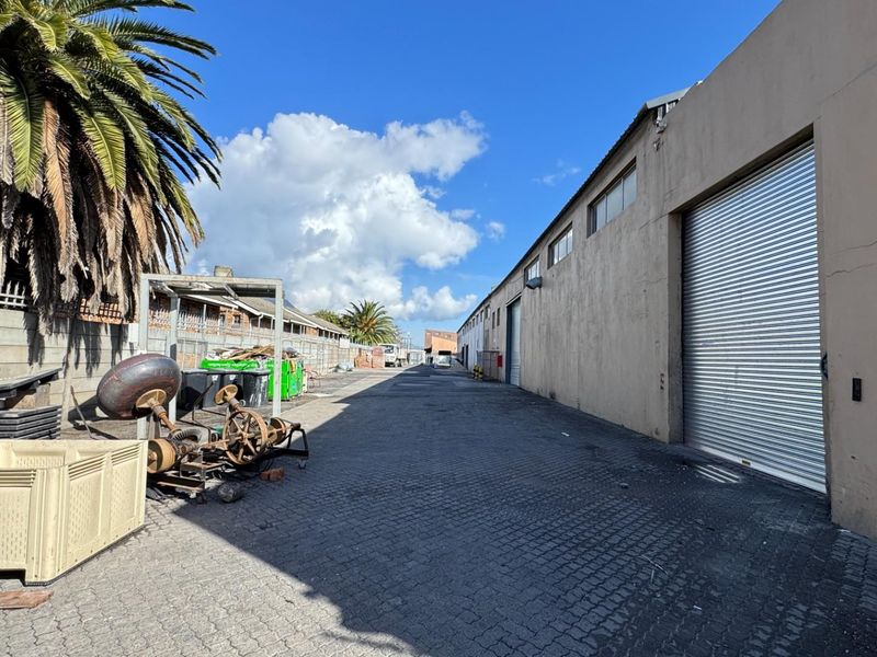 2,362m2 Warehouse  Available To Let Maitland, Cape Town | Yard + Mezzanine + Offices - Photo 2