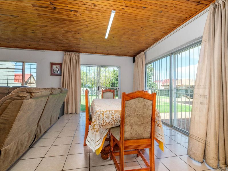 4 Bedroom House For Sale in Witpoortjie, Roodepoort - Photo 7