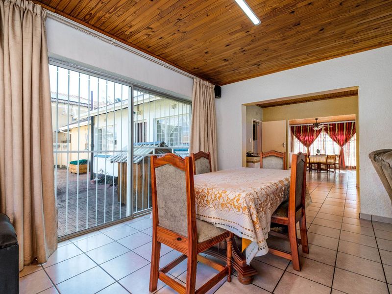 4 Bedroom House For Sale in Witpoortjie, Roodepoort - Photo 6