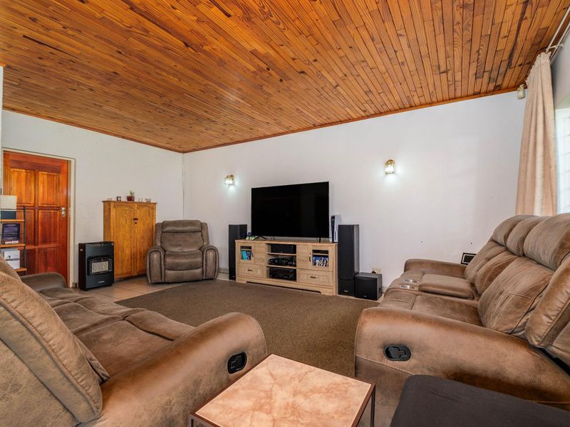 4 Bedroom House For Sale in Witpoortjie, Roodepoort - Photo 2