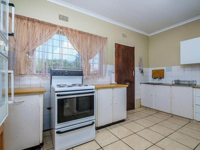 4 Bedroom House For Sale in Witpoortjie, Roodepoort - Photo 10