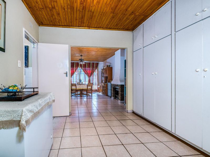 4 Bedroom House For Sale in Witpoortjie, Roodepoort - Photo 8